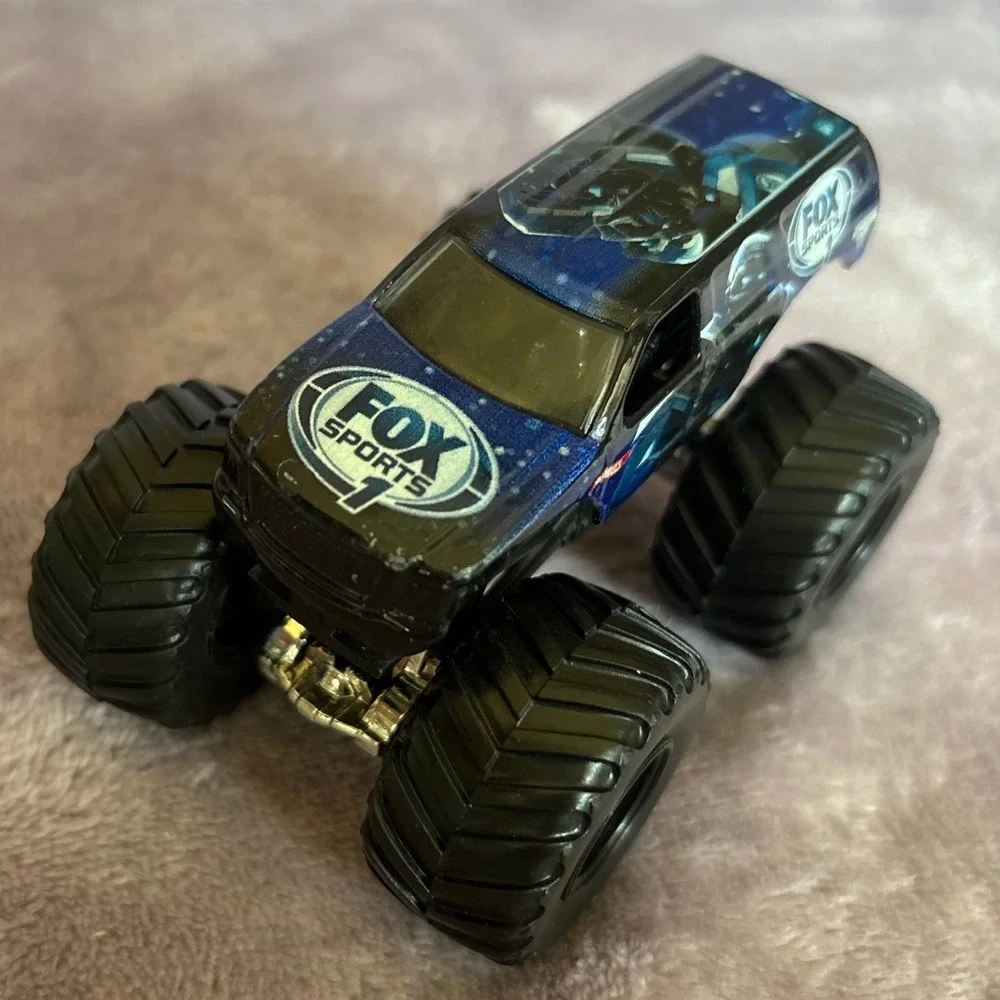 Hot Wheels Monster Jam Fox Sports 1 Cleatus Monster Truck 1:64 Die-Cast Blue